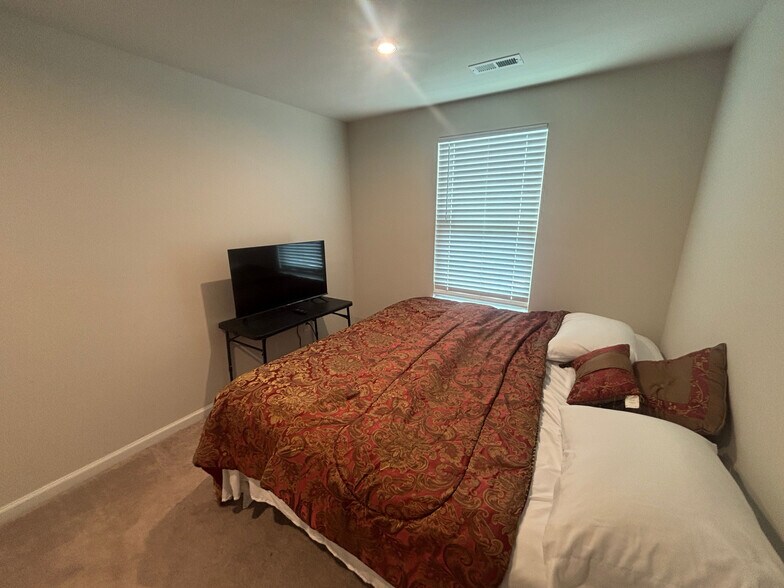 Building Photo - Room in Townhome on Poplar Leaf Way