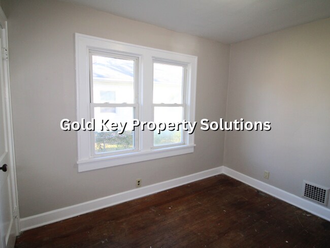 Building Photo - Open Floor Plan 2 BR 1 BA House with Sun P...