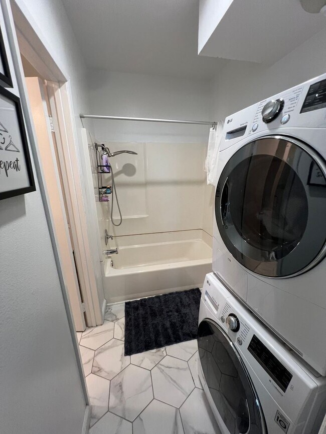 Building Photo - 358 Miraleste Dr