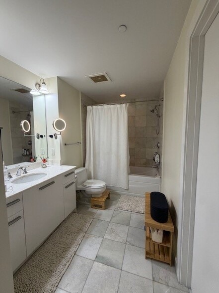 Building Photo - 1060 Brickell Ave