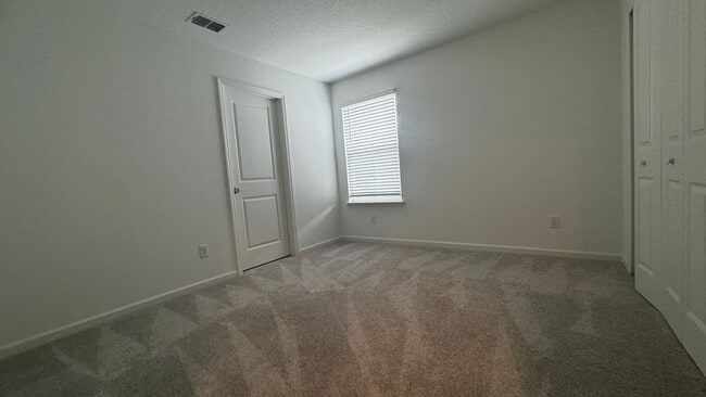 Building Photo - Charming 3BR Townhome with Screened-In Patio