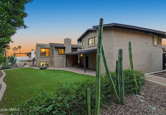Building Photo - 2221 E Vista Ave