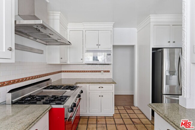 Building Photo - 537 N Poinsettia Pl