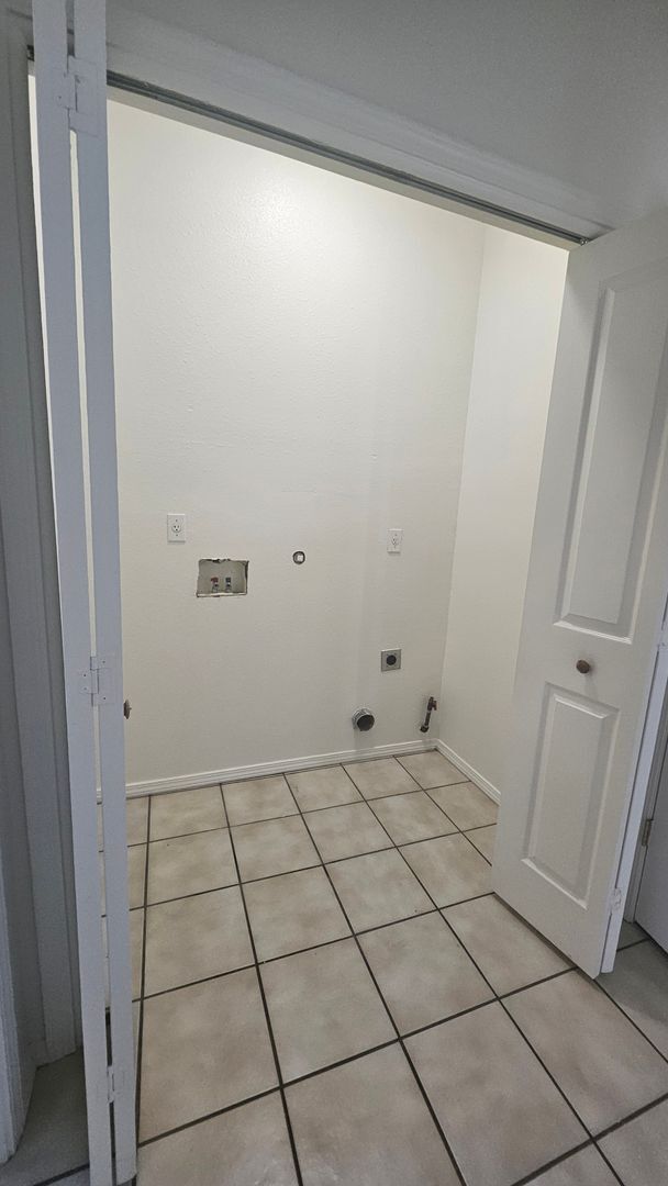 Building Photo - 5401 Alice Ave NE