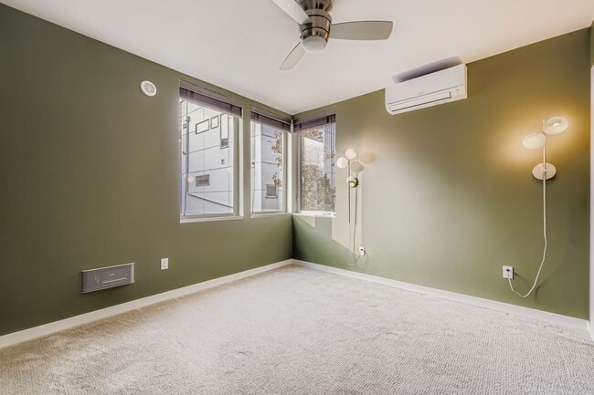 Building Photo - Bright 3bed/2.5bath Townhome in Judkins Park Neighborhood!