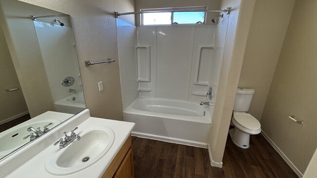 Building Photo - Move in Ready 3 bedroom 2.5 Bath Townhome