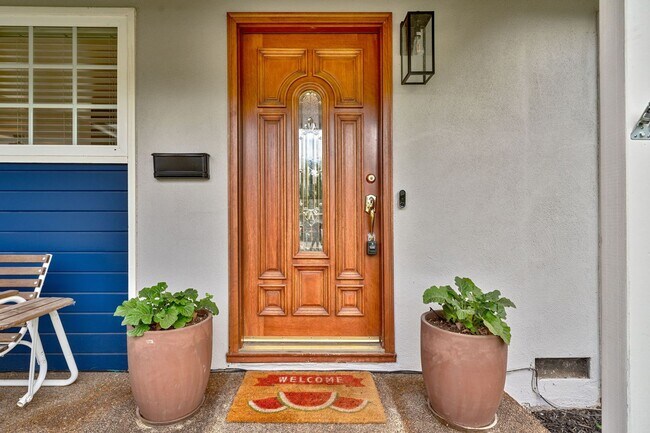 Building Photo - Charmingly Remodeled 3 Bed, 2 Bath Home Ne...