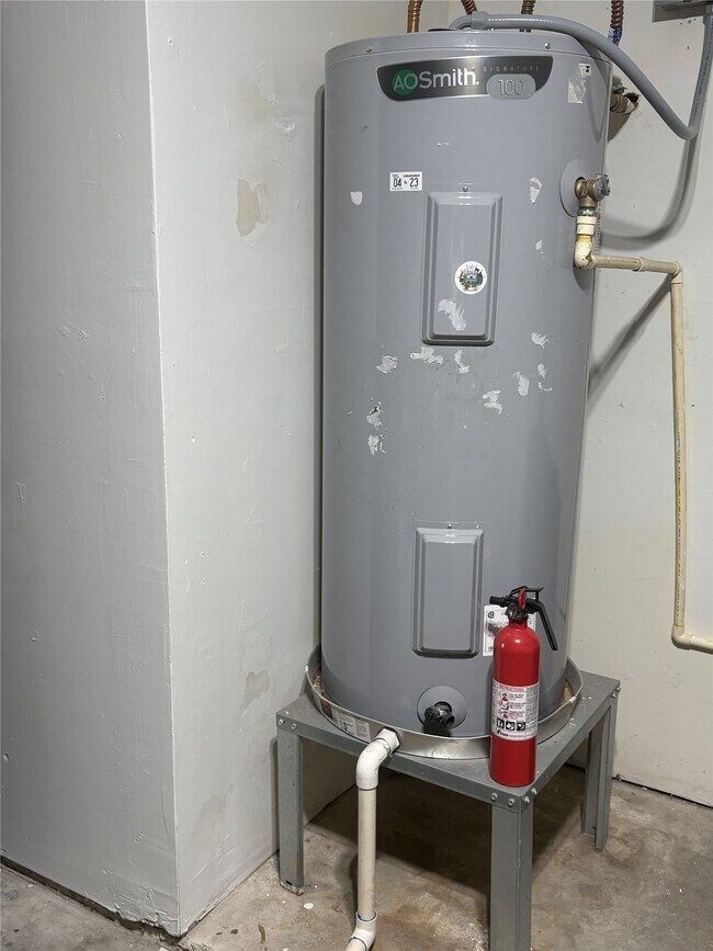 Building Photo - 115 N Shirley St