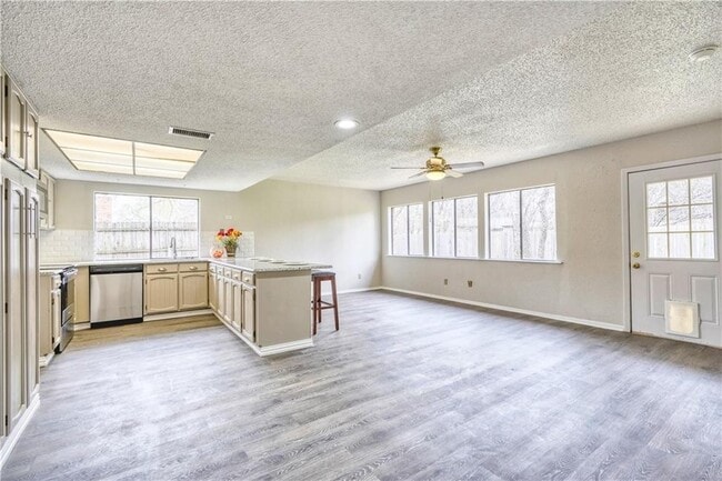 Building Photo - Large single story home in Bedford