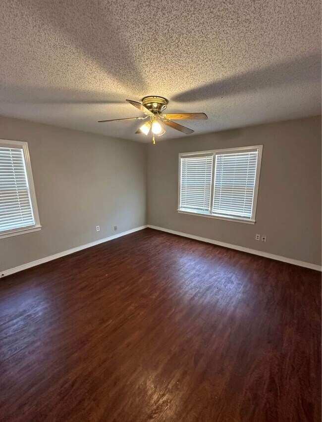 Building Photo - Cute 4 bedroom, 2 bath home with a carport and a big back yard!