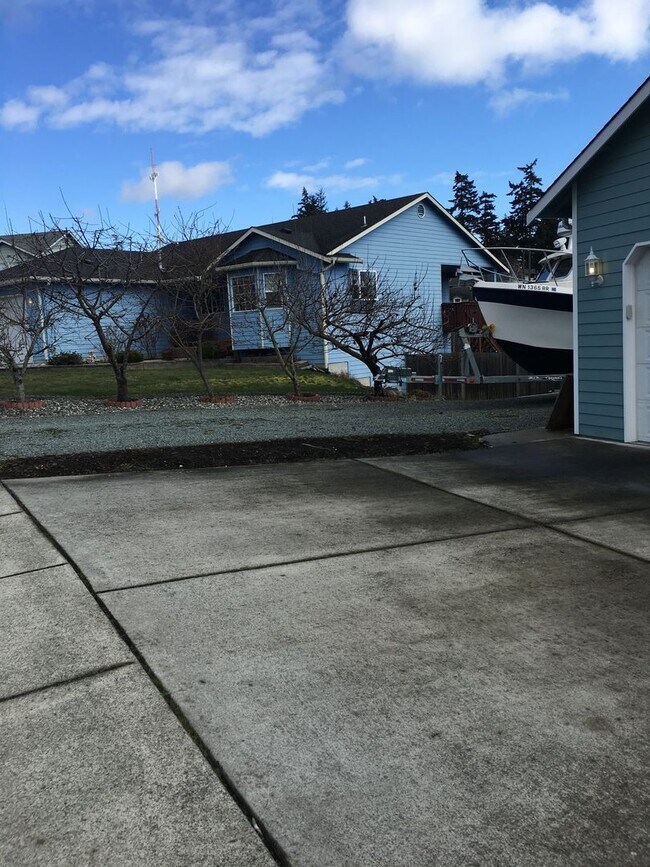 Building Photo - Large 4 bedroom house that is Pet Friendly!