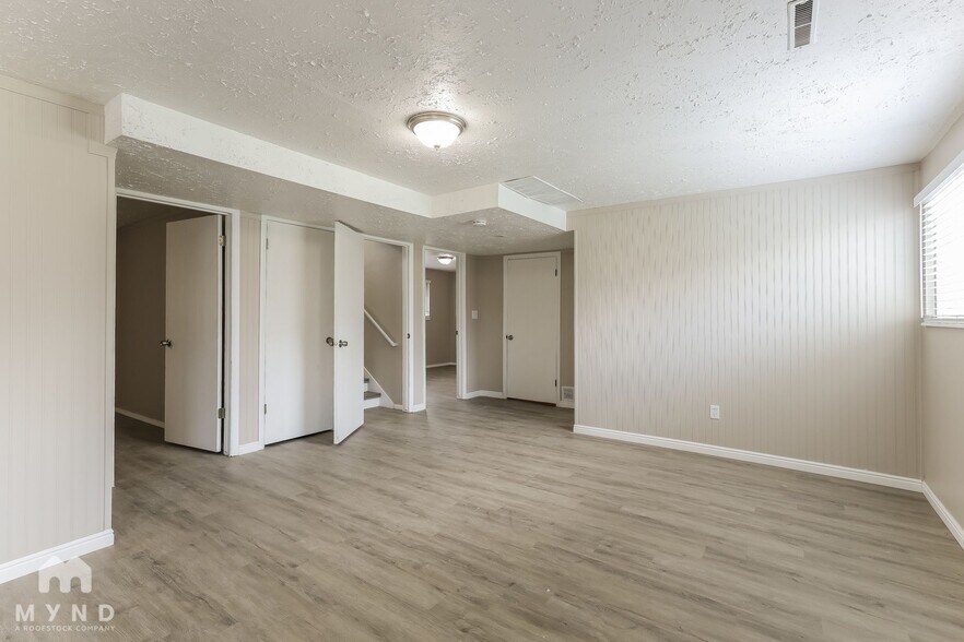 Building Photo - 2460 Woodthrush Dr