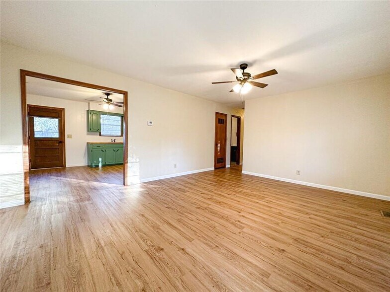 Building Photo - 102 Brenda Ave