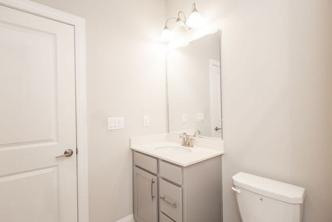 Building Photo - 3 story townhome in a great location in Chamblee