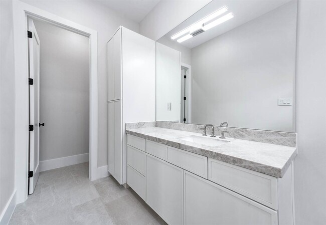 Building Photo - 408 W 30th St