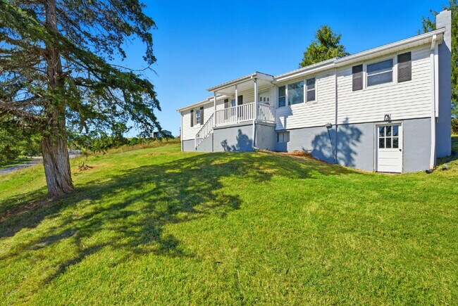 Building Photo - 3 Bed and 2 Bath Single Family Residence in Settlersway Lane