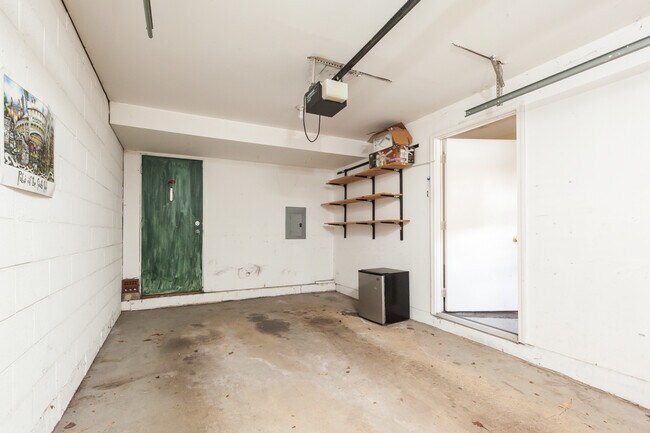 Building Photo - 616 N Paulina St