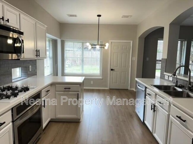 Building Photo - 3230 Vanity Dr