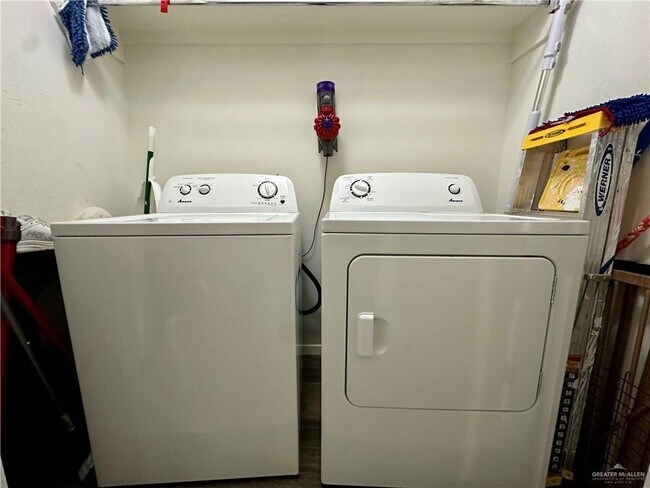 Building Photo - 18 Wolverine St