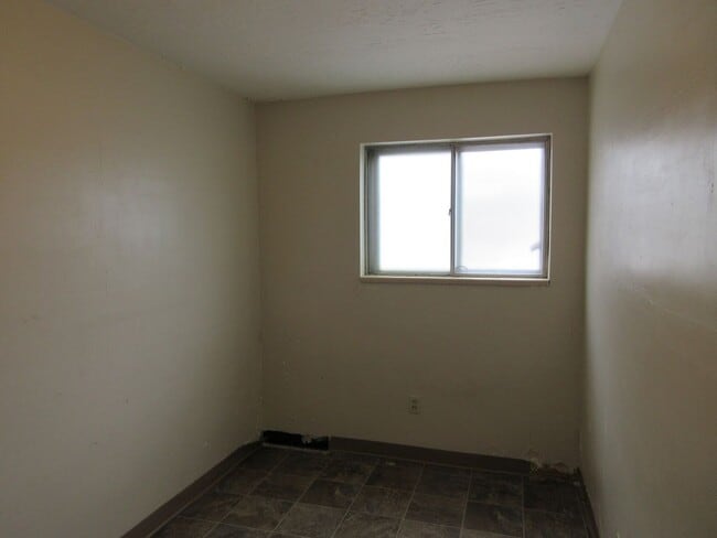 Building Photo - **Move-In Discount** Spacious single level home with a retro feel - you must see!