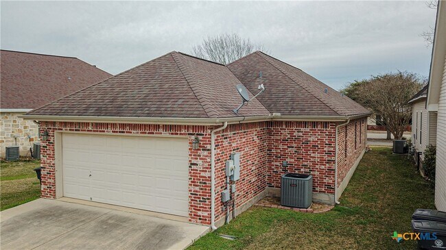 Building Photo - 1651 Hanz Dr