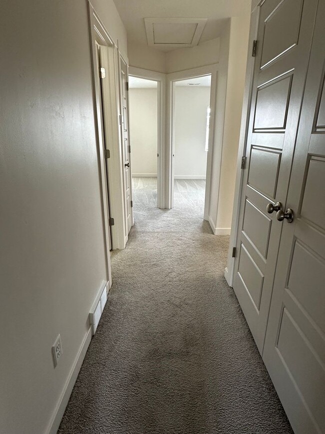 Building Photo - GET THE FIRST MONTHS RENT FOR FREE!!!