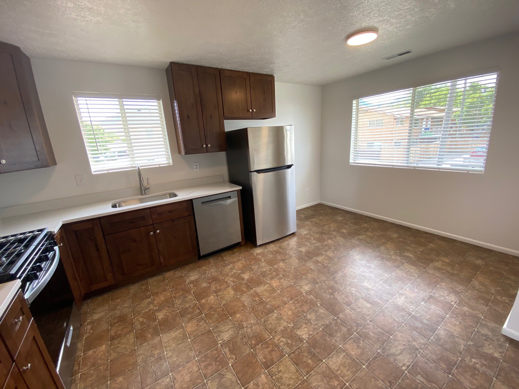 Dining - 866 E 500 N