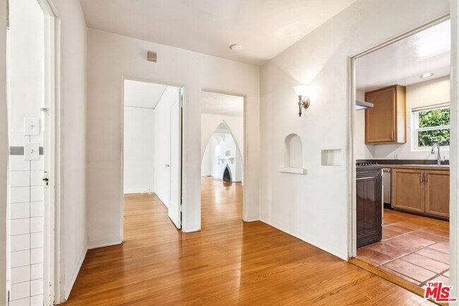 Building Photo - 2613 Cloverfield Blvd