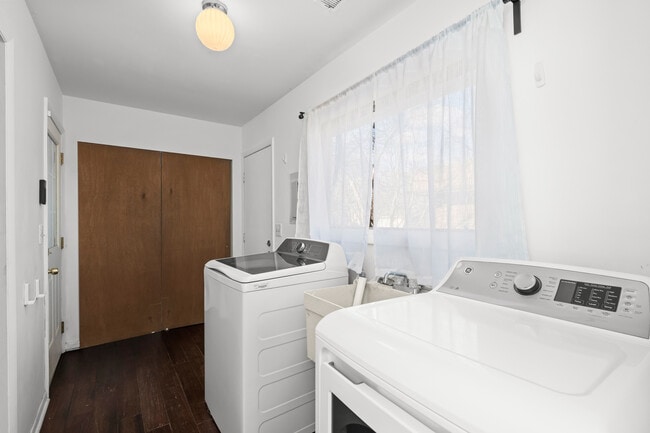 Building Photo - 523 Elm St