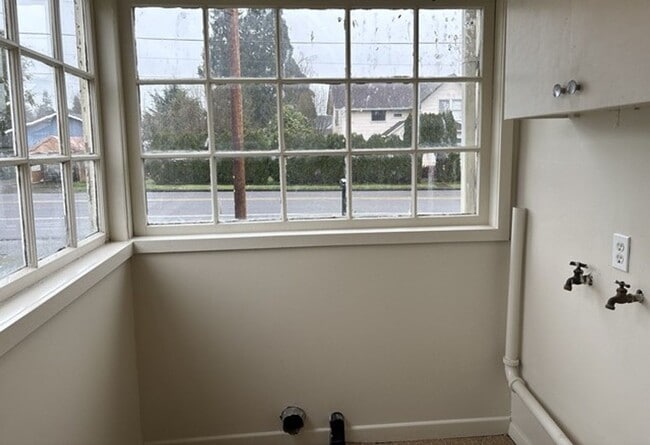 Building Photo - 4Bd/1Ba Two Story House - Available to View!