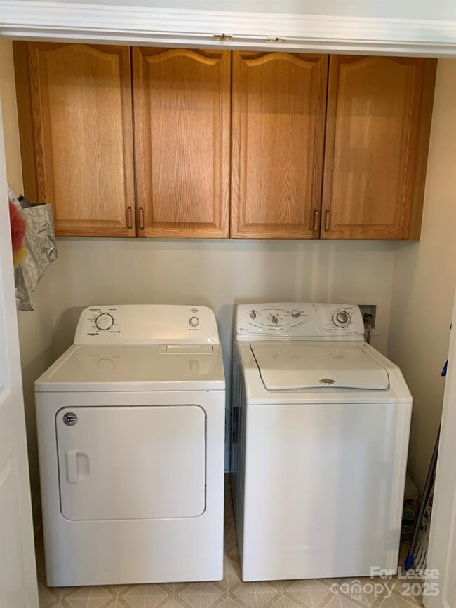 Building Photo - 9033 Rosalyn Glen Rd