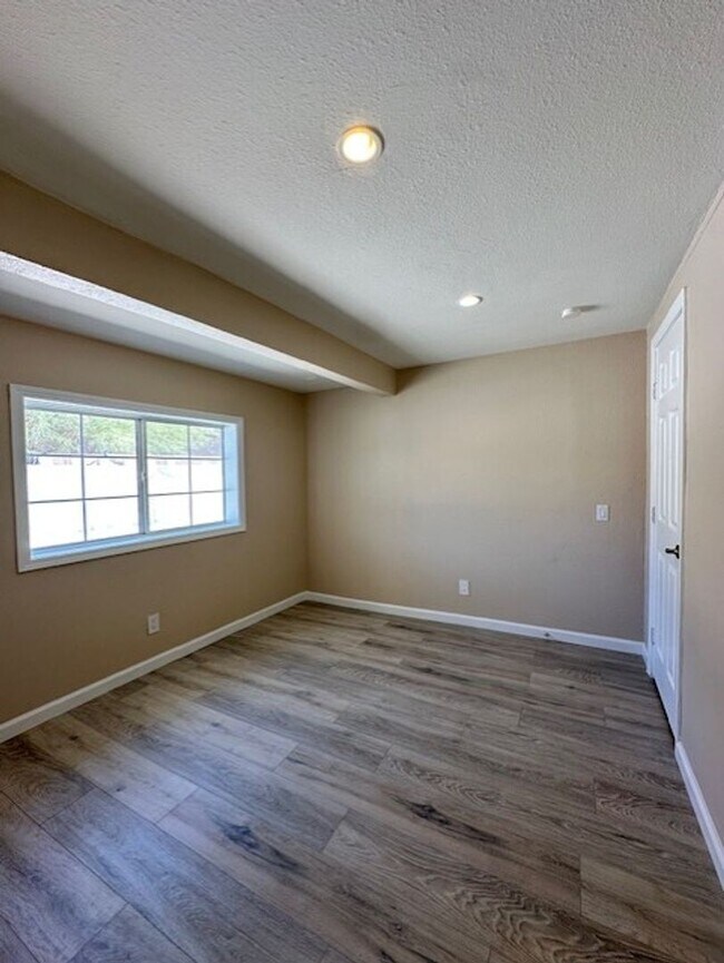 Building Photo - 4 bedroom in Desert Hot Springs
