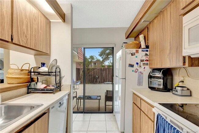 Building Photo - 2930 SW Sunset Trace Cir