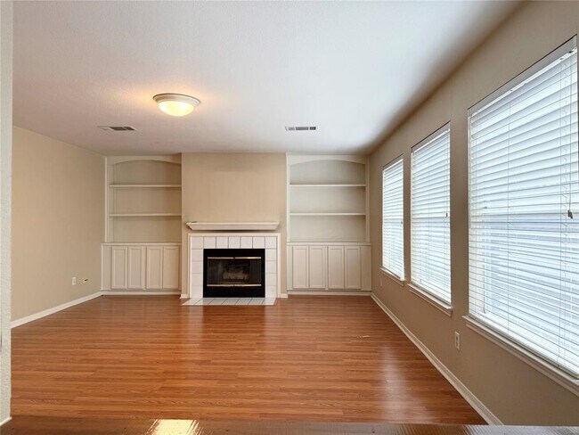 Building Photo - 2011 Lantana Dr