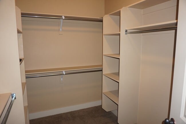 Building Photo - Gorgeous 4 Bedroom Sandy Home "Pet Friendly"