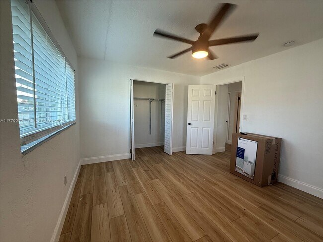 Building Photo - 1040 SW 30th Ave
