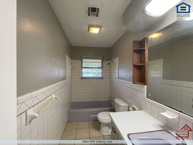 Building Photo - 5804 NW Liberty Ave