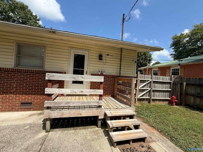 Building Photo - 114 Roberts St