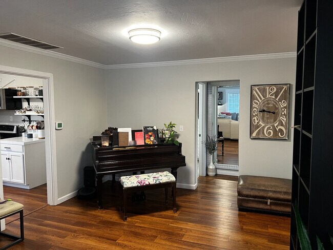 Living Room North - 4404 W Chestnut Ave