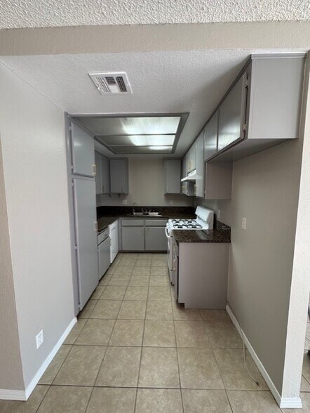 Building Photo - 5542 Orange Ave