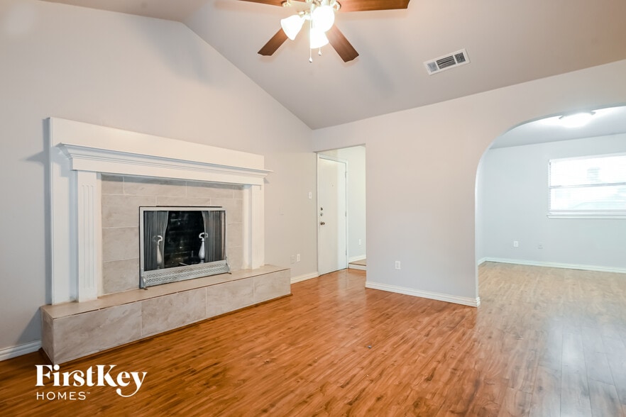 Building Photo - 302 Shorewood Dr