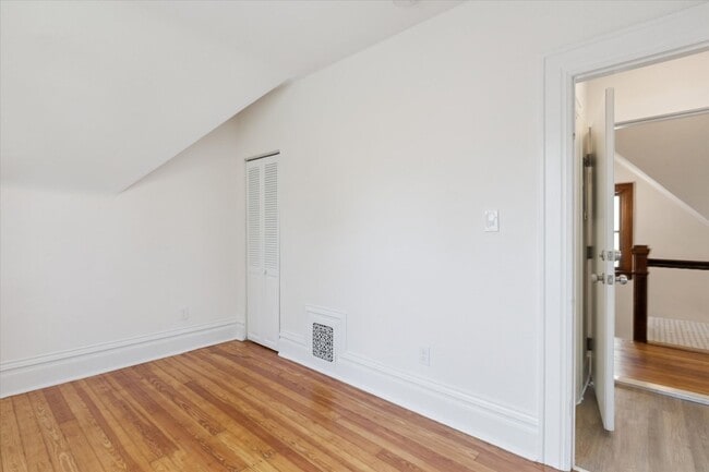 Building Photo - Fully Renovated 1 Bedroom 1 Bath Apartment...