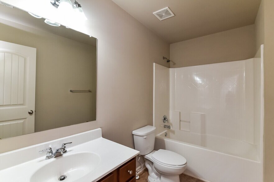 Building Photo - 631 Collingsworth Ln NE