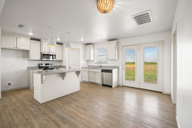 Building Photo - 3 Bedroom 2 Bathroom Home on 1 Acre Lots!