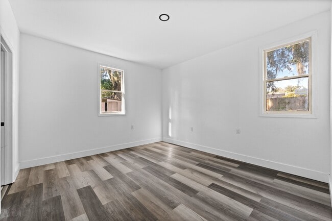 Building Photo - 10821 Cedar St