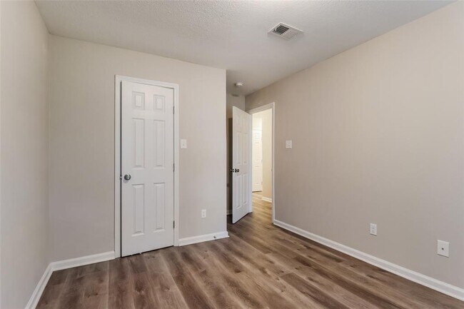 Building Photo - 3810 Birch Villa Dr