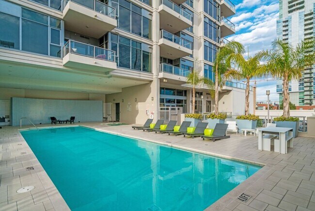 Building Photo - Beautiful upgraded condo Downtown w/ Washe...