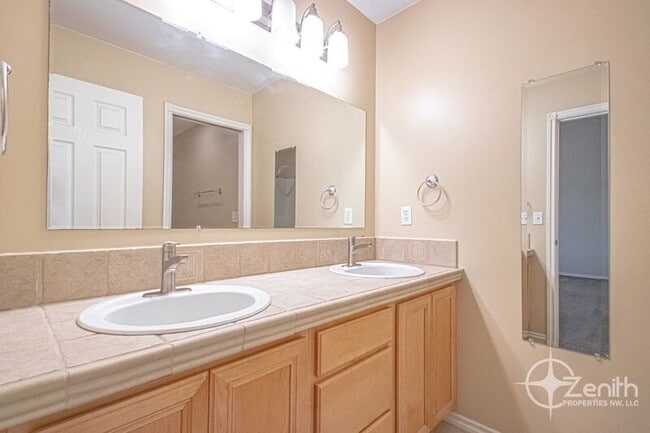 Building Photo - 516 NE 199th St