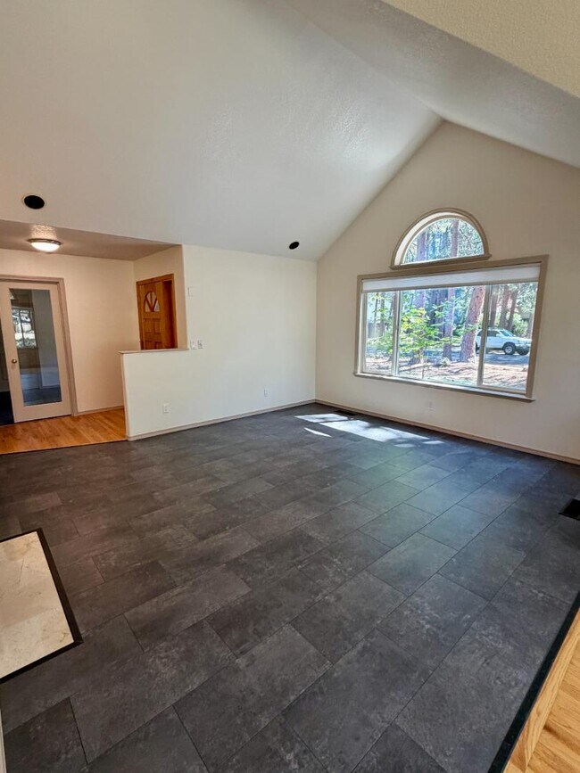 Building Photo - 61171 Minaret Cir