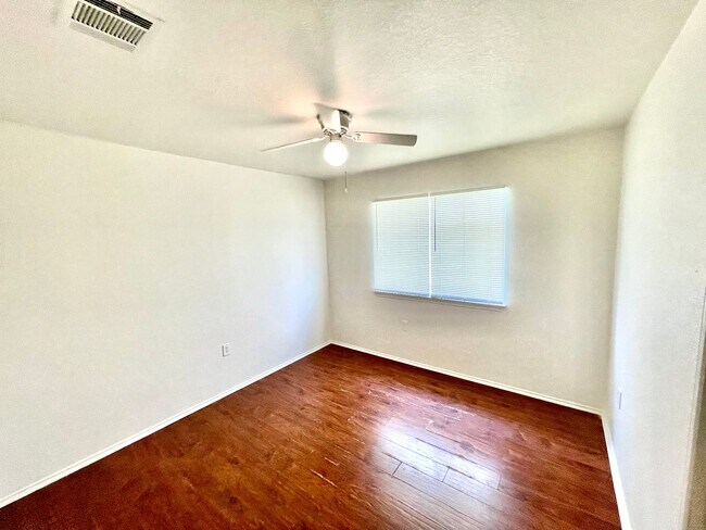 Building Photo - Home near downtown Austin and Airport!